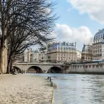 Heart Of Paris And Magical View Of The Seine River By Weekome